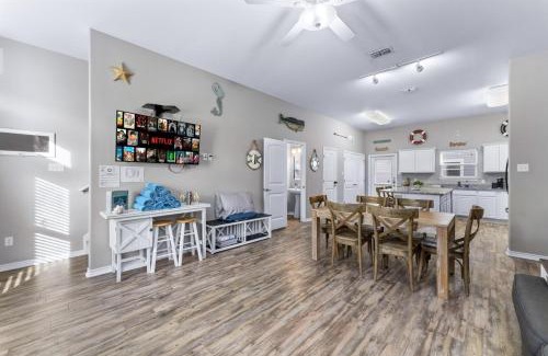 Corpus Christi Casa | Walk to Beach Heated Pool BBQ Area Balcony Island