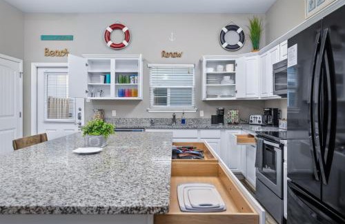 Corpus Christi Casa | Walk to Beach Heated Pool BBQ Area Balcony Island
