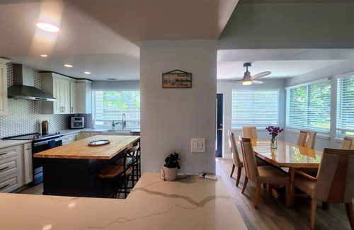 South Island Casa | Walk to Beach Immaculate Double Masters + 1 Bedroom Sleeps 8
