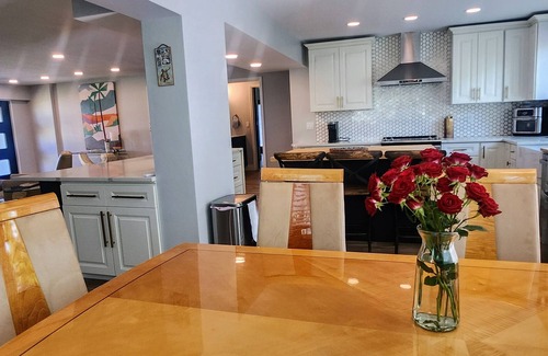 South Island Casa | Walk to Beach Immaculate Double Masters + 1 Bedroom Sleeps 8