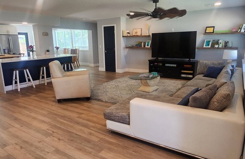 South Island Casa | Walk to Beach Immaculate Double Masters + 1 Bedroom Sleeps 8