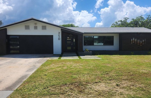 South Island Casa | Walk to Beach Immaculate Double Masters + 1 Bedroom Sleeps 8