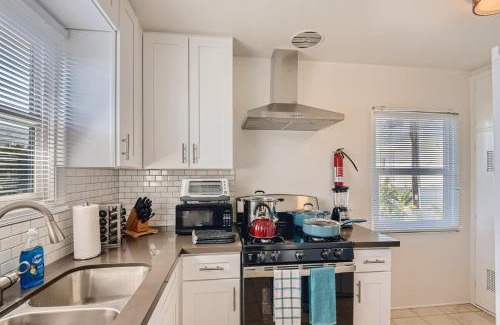 San Clemente Apartamento | Walk to Beach - KING Apt In #1 Area - AC