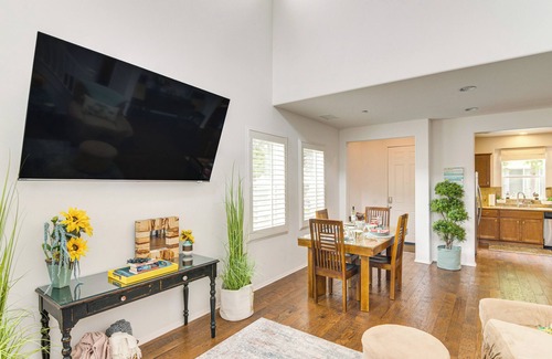 Oxnard Casa | Walk to Beach: Luxe San Buenaventura Villa!
