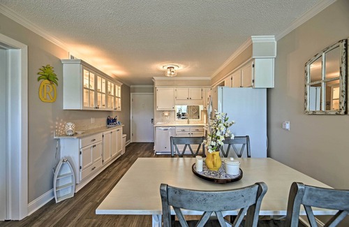Morehead City Condominio | ¡NUEVO! Retiro frente al mar con piscina - ¡Pasos a la playa!