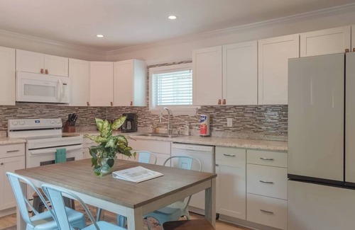 Daytona Beach Casa | Walk to Beach & Ocean Center / Garage / 60' Driveway. PETS OK!