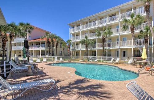 West Panama City Beach Apartamento | Walk to Beach! PCB Resort Condo with Pool Access