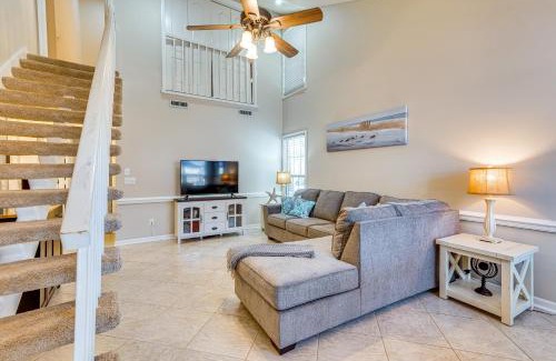 West Panama City Beach Apartamento | Walk to Beach! PCB Resort Condo with Pool Access