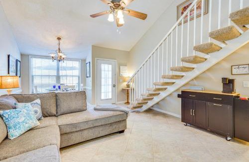 West Panama City Beach Apartamento | Walk to Beach! PCB Resort Condo with Pool Access