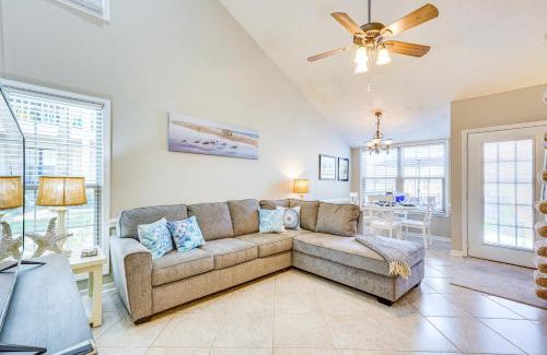 West Panama City Beach Apartamento | Walk to Beach! PCB Resort Condo with Pool Access