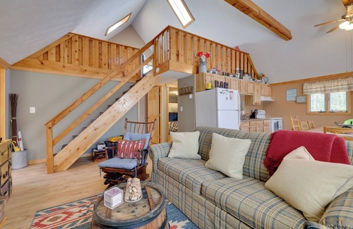 Pocono Lake Cabina | Walk to Beach: Pocono Lake Cabin w/ Pool Access!