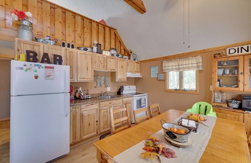 Pocono Lake Cabina | Walk to Beach: Pocono Lake Cabin w/ Pool Access!