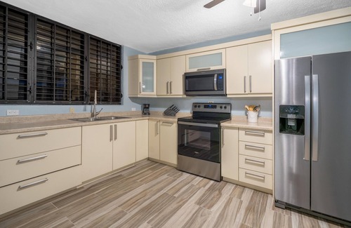 Solimar Casa | Walk to beach, Pool, close to Kioskos & Rainforest, 24 hr security, parking