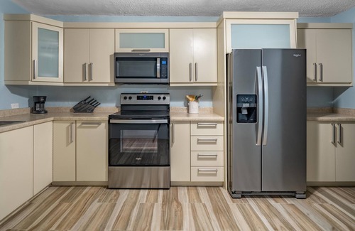 Solimar Casa | Walk to beach, Pool, close to Kioskos & Rainforest, 24 hr security, parking