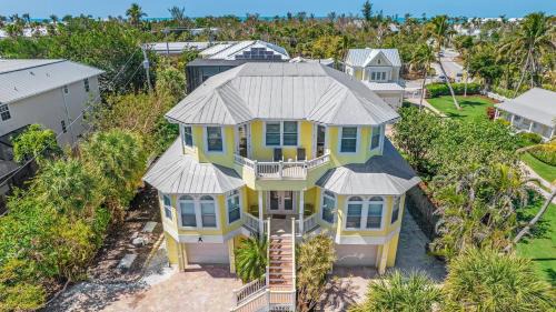 Captiva Casa | Walk to Beach PoolHot Tub Game Room Captiva 5BDR Coco Mango by AvantStay