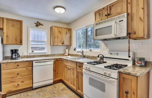 Tahoe City Casa | Walk to Beach Restaurants & Shops in Tahoe City- Dogs OK -Green Grove Cottage