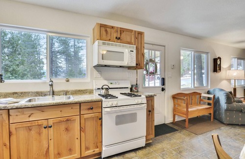 Tahoe City Casa | Walk to Beach Restaurants & Shops in Tahoe City- Dogs OK -Green Grove Cottage