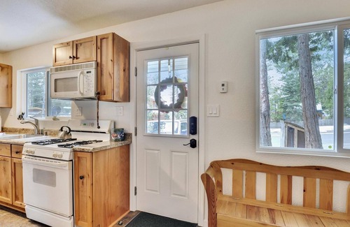Tahoe City Casa | Walk to Beach Restaurants & Shops in Tahoe City- Dogs OK -Green Grove Cottage
