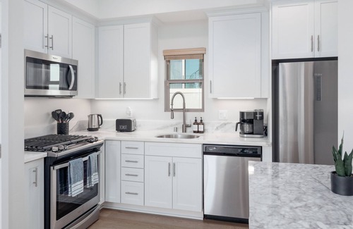 North Pacific Beach Casa | Walk to Beach, Shops, Restaurants | AC | Private Roof Deck & Fire Pit