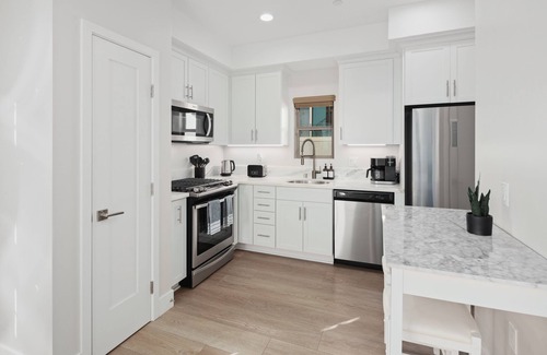 North Pacific Beach Casa | Walk to Beach, Shops, Restaurants | AC | Private Roof Deck & Fire Pit