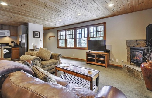 Tahoe City Cabaña | Fairway Cottage-Private Hot Tub, Apto para perros, camine hacia la ciudad, ubicación ideal, actividades durante todo el año