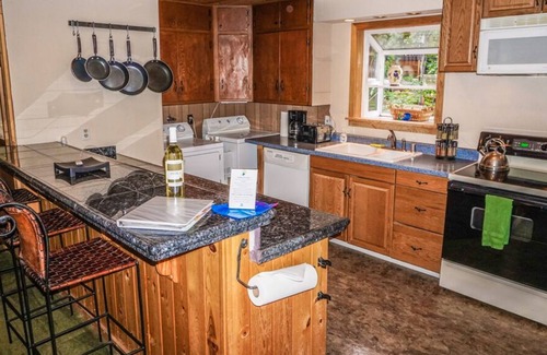 Tahoe City Cabaña | Fairway Cottage-Private Hot Tub, Apto para perros, camine hacia la ciudad, ubicación ideal, actividades durante todo el año