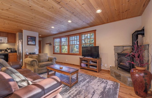 Tahoe City Cabaña | Walk to Beach & Tahoe City Restaurants, Hot Tub, Dogs Ok- Fairway Retreat
