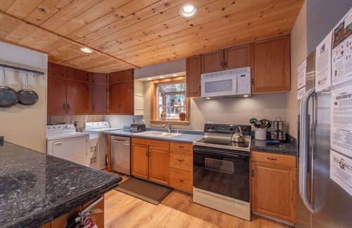 Tahoe City Cabaña | Walk to Beach & Tahoe City Restaurants, Hot Tub, Dogs Ok- Fairway Retreat
