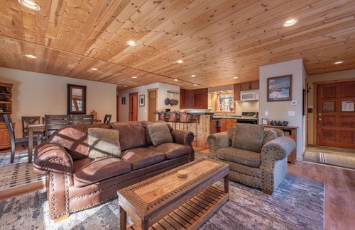 Tahoe City Cabaña | Walk to Beach & Tahoe City Restaurants, Hot Tub, Dogs Ok- Fairway Retreat