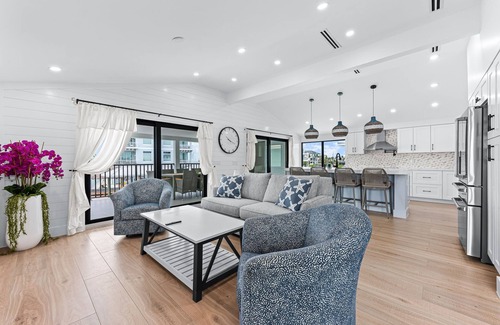 Fort Myers Beach Condominio | Walk To Beach, North End Restaurants, Night Life Steps Away!