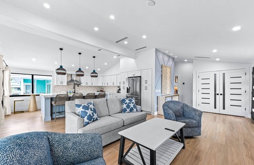 Fort Myers Beach Condominio | Walk To Beach, North End Restaurants, Night Life Steps Away!