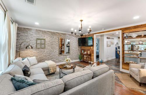 Long Mott Casa | Walk to Boat Ramp Newly Remodeled Seadrift Home!