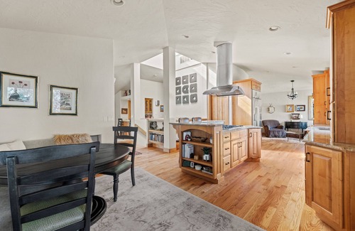 Broadmoor Casa | WALK TO BROADMOOR/Meeting space galore