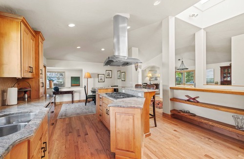 Broadmoor Casa | WALK TO BROADMOOR/Meeting space galore