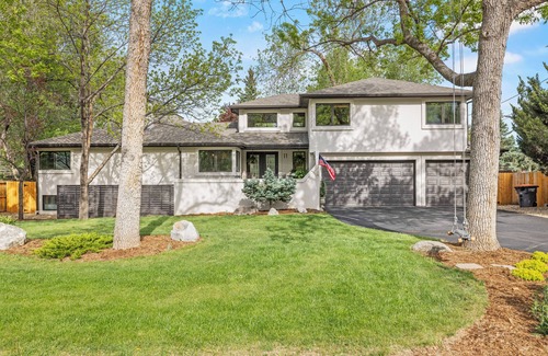 Broadmoor Casa | WALK TO BROADMOOR/Meeting space galore