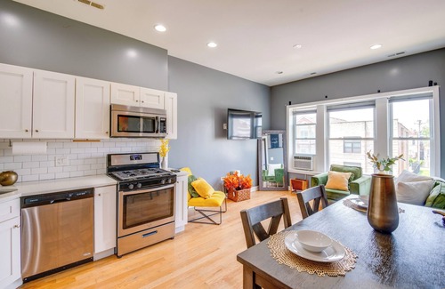 Grand Boulevard Casa | Walk to Chicago's Shops & Eats: Bronzeville Duplex