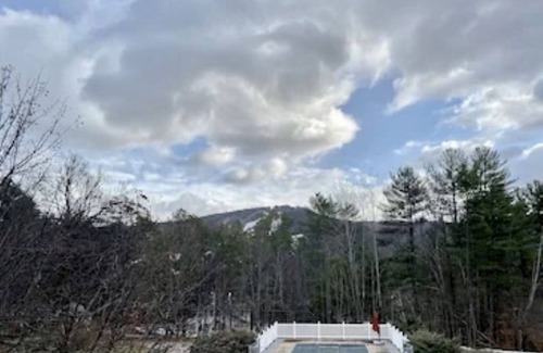 North Conway Condominio | Walk to Cranmore and North Conway Village! Condo w/ AC, W/D, Pool