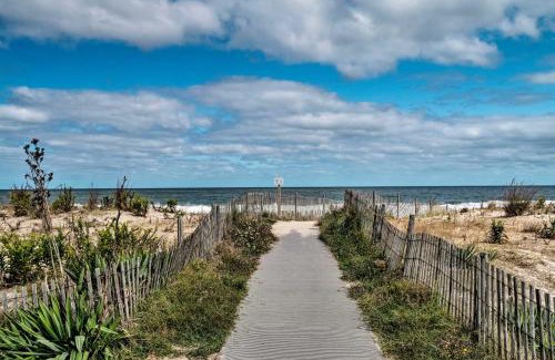 Dewey Beach Apartamento | Walk to Dewey Beach Bright Condo with Balcony!