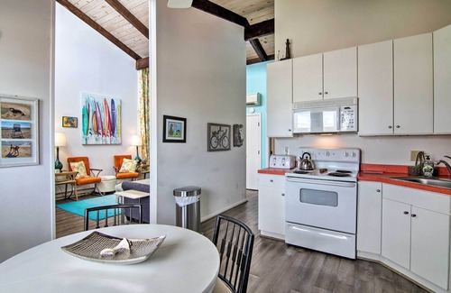 Dewey Beach Condominio | ¡NUEVO! Condominio brillante con balcón - ¡Camina hasta la playa de Dewey!