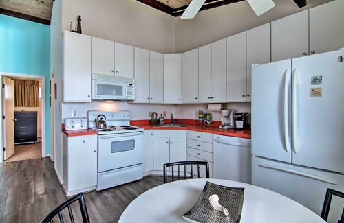 Dewey Beach Condominio | ¡NUEVO! Condominio brillante con balcón - ¡Camina hasta la playa de Dewey!