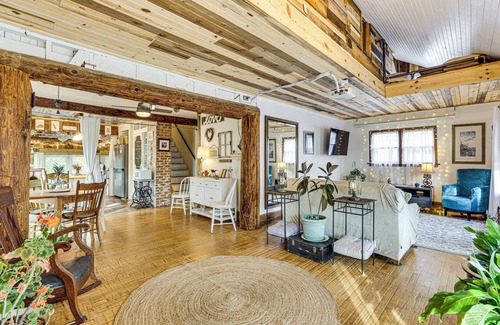 Wisconsin Dells Casa | Walk to Downtown: Eclectic Wisconsin Dells Home