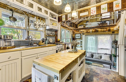 Wisconsin Dells Casa | Walk to Downtown: Eclectic Wisconsin Dells Home