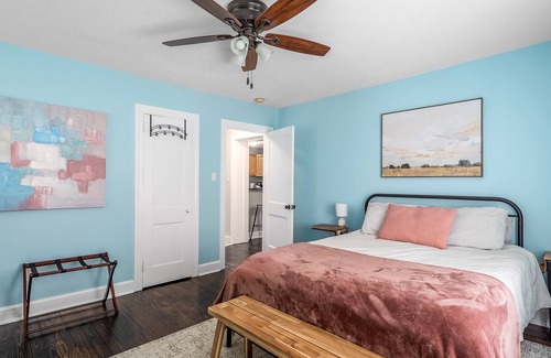 Aiken Cabaña | Walk to Downtown Aiken ~ Discount for 30+ day stays ~ Crooked Tree Cottage
