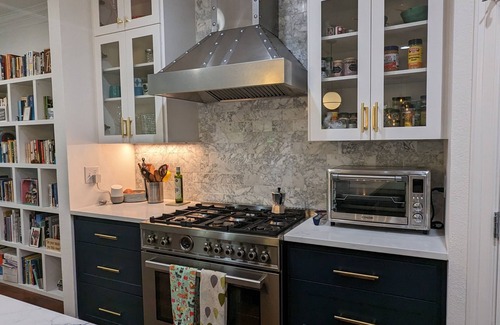 Old Enfield Condominio | Walk to downtown Austin from an artistic two-story condo