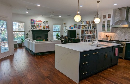 Old Enfield Condominio | Walk to downtown Austin from an artistic two-story condo