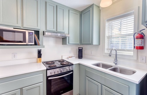 Ocean Springs Casa | Walk to Downtown Ocean Springs from your private cottage