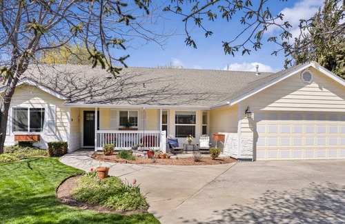 Redmond Casa | Walk to Dry Canyon, Pet Friendly, Fenced Yard, Smith Rocks, RV Parking