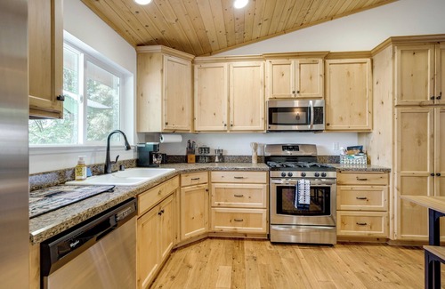 Twain Harte Cabaña | Walk to Dtwn: Charming Family Cabin in Twain Harte