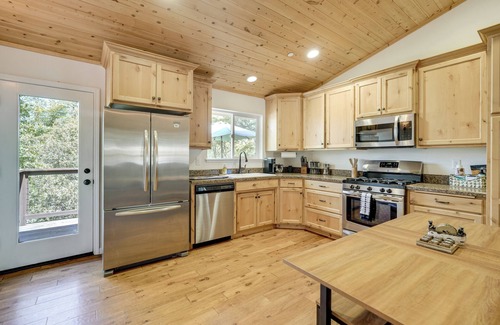Twain Harte Cabaña | Walk to Dtwn: Charming Family Cabin in Twain Harte
