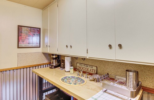 Livingston Apartamento | Walk to Dtwn Livingston: Studio w/ Mtn Views!